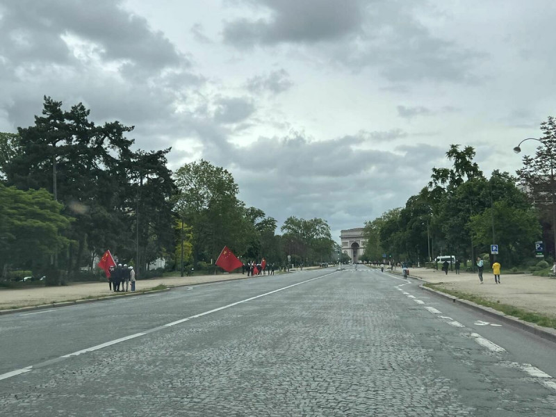吳志中分享的照片可見，巴黎凱旋門附近大道上僅有10幾個人歡迎習近平到訪。   圖：翻攝吳志中臉書