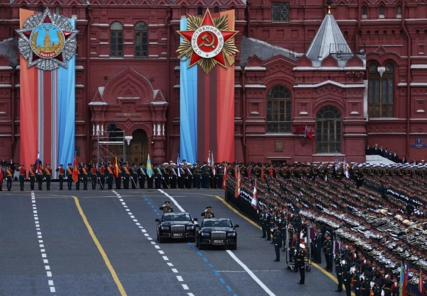 俄羅斯進行紅場閱兵預演。   圖 : 翻攝自東域記
