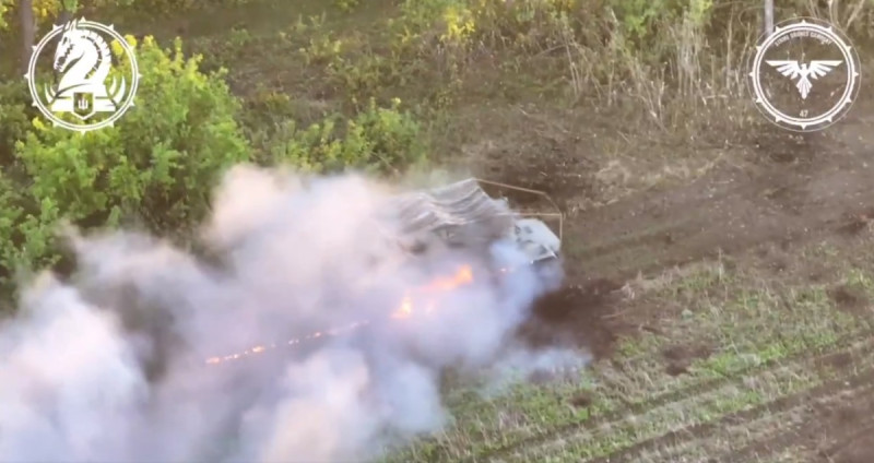 俄軍衝鋒隊的裝甲車被烏克蘭 47 旅的砲擊冒出濃煙，整個衝鋒隊被全數殲滅。   圖：擷取自 @rainbow78521 X 分享影片
