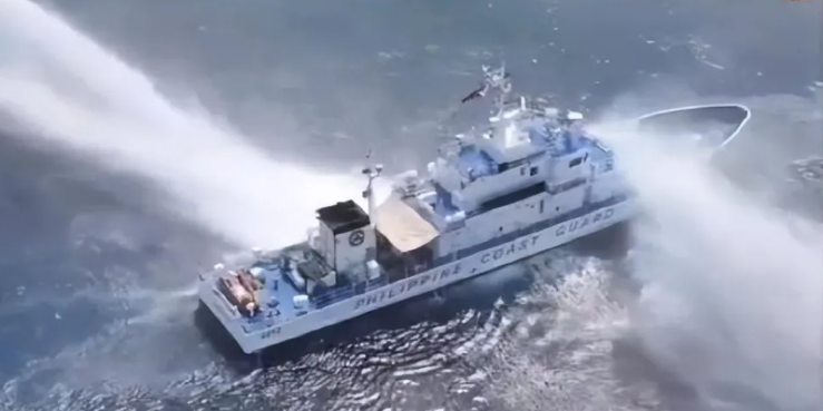 中國海警船近期使用水砲攻擊進入南海黃岩島的菲律賓巡邏船。   圖：翻攝自菲律賓海巡署