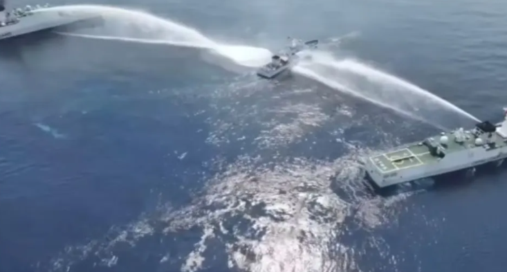 中菲雙方常在南海發生衝突。圖為中國海警船在南海黃岩島使用水砲攻擊菲律賓巡邏船。   圖：翻攝自菲律賓海巡署