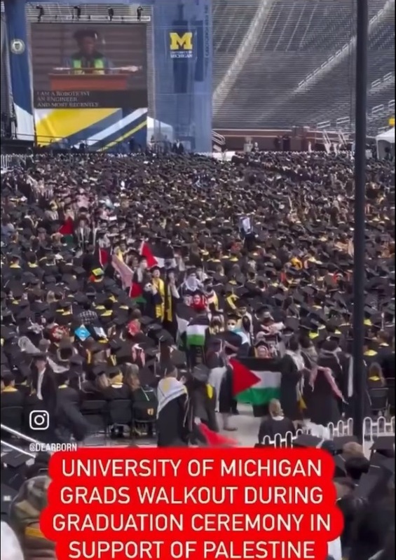 密西根大學舉辦畢業典禮時，多位畢業生舉著巴勒斯坦國旗進場。   圖：翻攝自方舟子 X（前推特）帳號