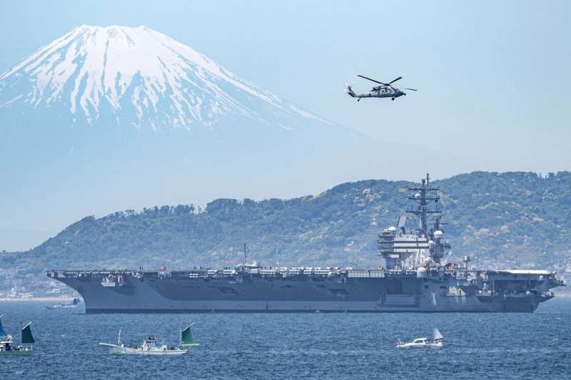 自去年底停泊日本橫須賀港等待返美大修的核動力航空母艦「雷根號」，5日被網友發現駛出橫須賀港。   圖：翻攝「X」@Sorai_130