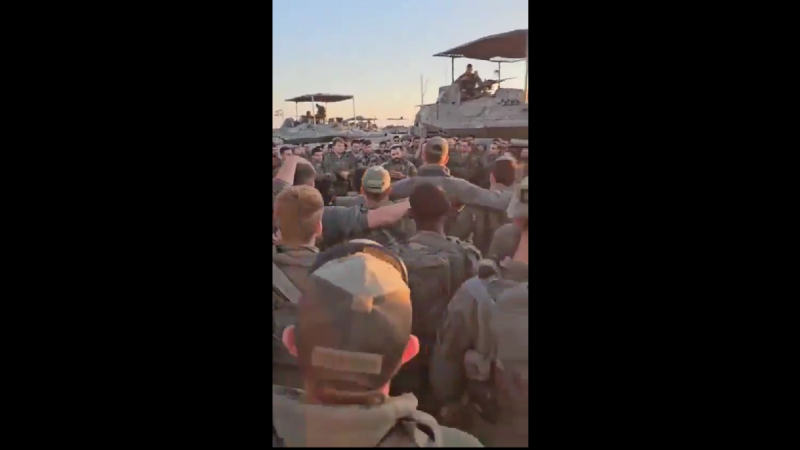 以色列國防軍士兵在進入拉法前舉行祈禱儀式。   圖 : 翻攝自影片