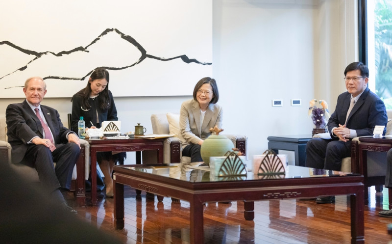 林佳龍陪同蔡英文接見亞太堅韌研究基金會訪團。   圖：總統府提供