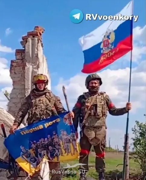 俄軍成功佔領哈爾科夫附近兩個村莊，並升起俄羅斯國旗。   圖：翻攝自 勝研集