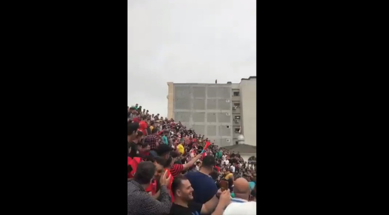 大量伊朗球迷抗議球場升起巴勒斯坦國旗，宣稱要將巴勒斯坦國旗塞進屁眼裡，反對伊朗的宗教統治者。   圖：翻攝自 @remonwangxt X 分享影片