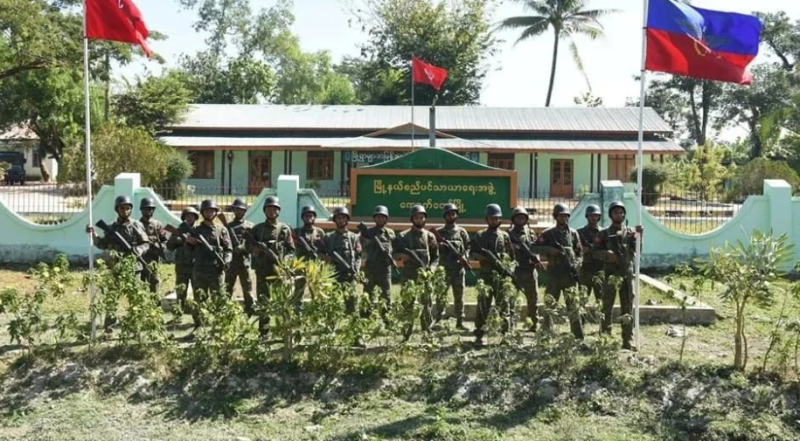 若開軍勢如破竹，攻佔一個又一個緬甸國防軍的指揮部、據點、營地。
