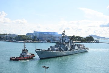 印度的德里號、沙克蒂號以及基爾坦號三艘軍艦於 6 日拜訪新加坡，預計 9 日出發拜訪馬來西亞與菲律賓，並預計部署在南海地區協助對抗中國。   圖：翻攝自 @badri_nath12 X 帳號