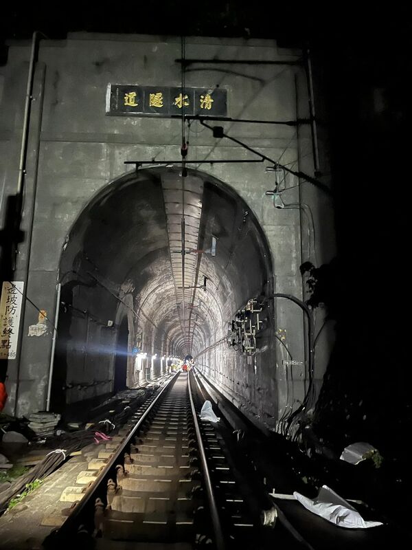 太魯閣事故家屬於今(8)日指出，太魯閣事故出軌處的清水隧道，再發現11名罹難者遺骸，家屬呼籲，台鐵公司在未來當發生類似重大事故的時，要有明確的災後處理標準作業程序。   圖：翻攝自太魯閣的眼淚臉書