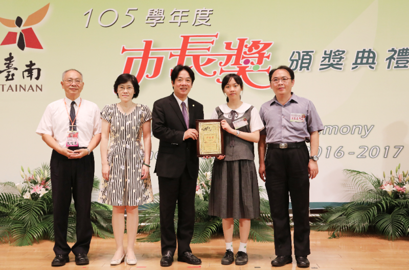 台南市長賴清德已經連續七年親自頒獎給獲得市長獎的學生。   圖：台南市政府/提供