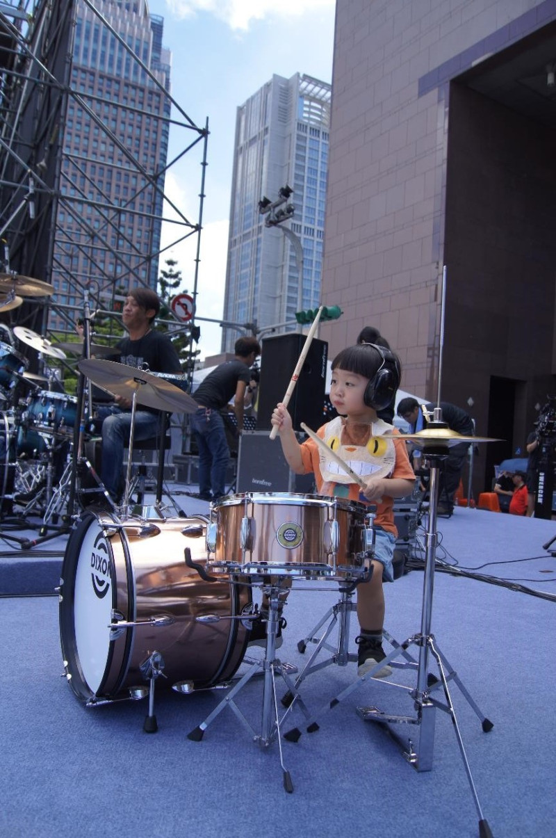董事長樂團鼓手Micky的兩歲兒子「萌帥」，敲打特製兒童鼓，展現小小朋友的搖滾萌力。   圖：台北市政府觀光傳播局提供