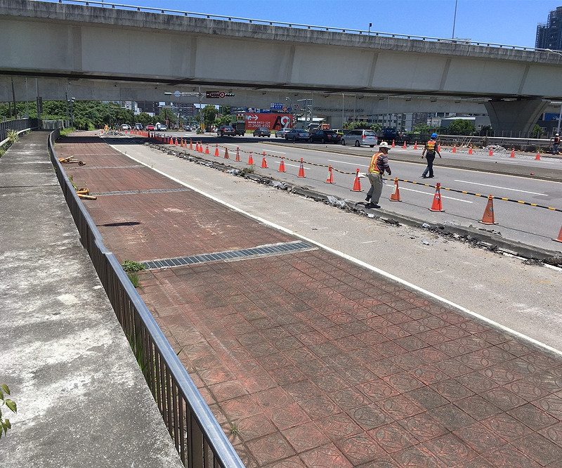 國道1號北向42公里林口路段，發生落石砸車意外，有6輛車遭擊中毀損，初步調查是由於當時正在進行養護工程，導致事故發生。   圖：高公局/提供