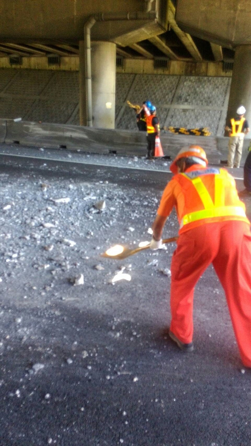 目前桃園市政府養護工程處已經緊急處理破洞，高工局也要求必須必須做好相關防護措施，排除安全疑慮後，才可以繼續施工。   圖：高公局/提供