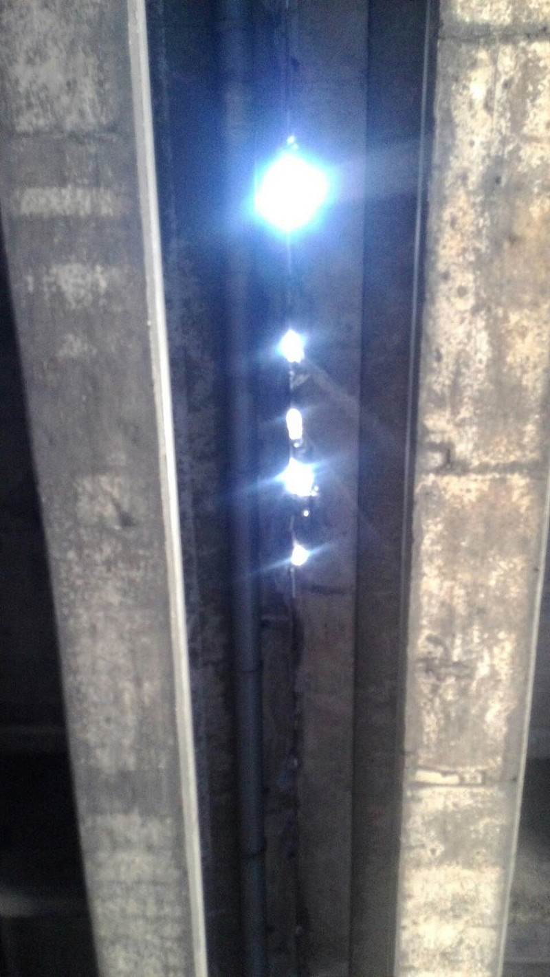 承包商施工不慎挖穿橋面，導致碎石掉落國道上並擊中行經車輛。   圖：高公局/提供