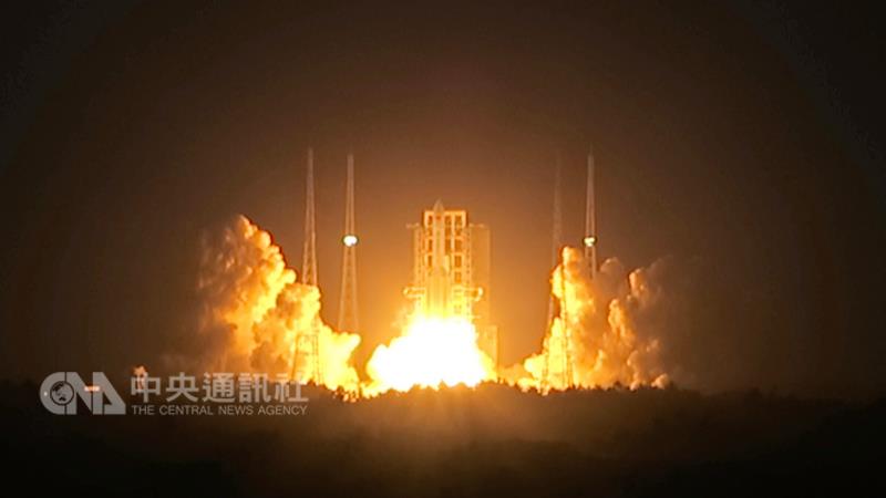中國大陸長征五號遙二運載火箭2日晚間7時23分在海南 文昌發射場發射升空，預計升空後30分鐘將運載的實踐 十八號衛星送入預定軌道   圖 : 中央社