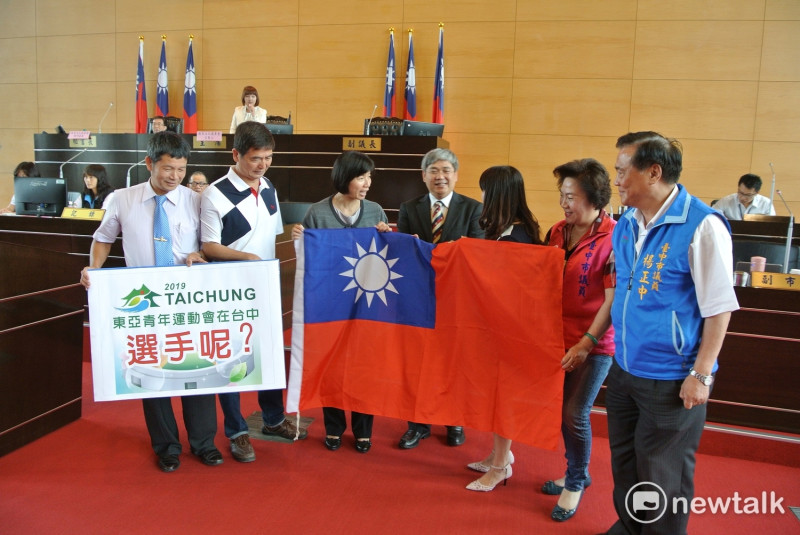 國民黨籍的台中市議員，多次在市議會中要求台中市政府的官員說明東亞青年奧運會的相關問題。   圖：唐復年/攝