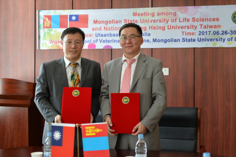 興大獸醫學院院長周濟眾（左）與蒙古國立生命科學大學獸醫學院簽約。   圖：中興大學/提供