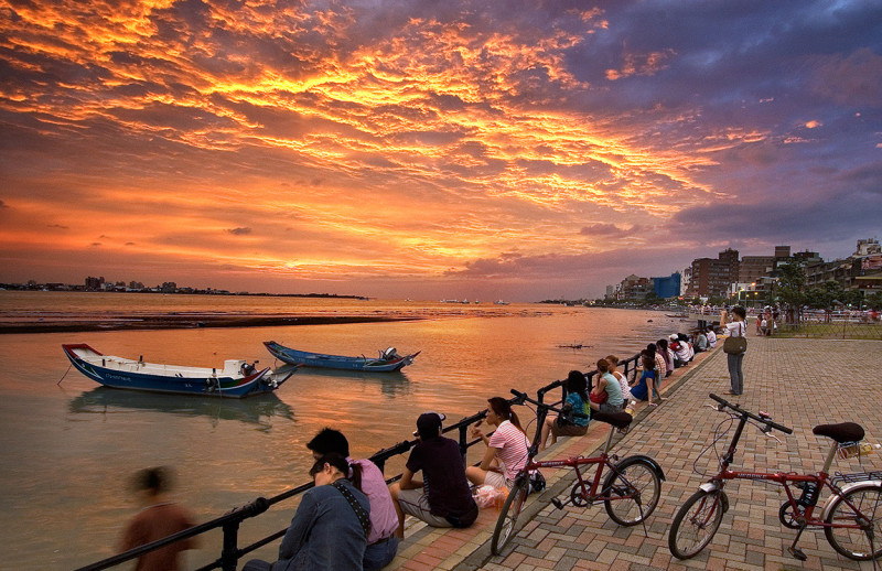 在淡水河岸邊享受夕陽餘暉，甚是風雅。   圖：交通部觀光局提供