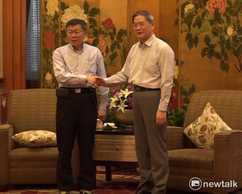 台北市長柯文哲與國台辦主任張志軍握手十秒鐘。   圖：周煊惠/攝