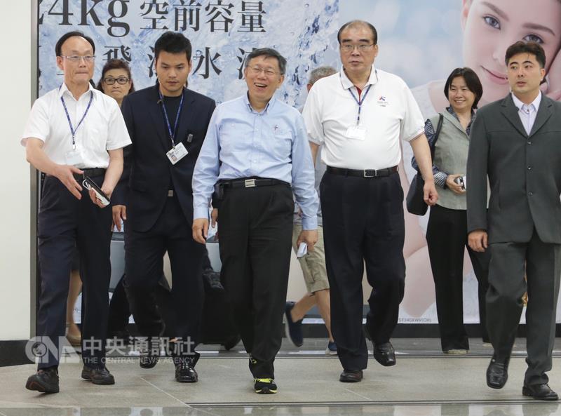 台北市長柯文哲（前中）3日晚間結束雙城論壇行程，自上海搭機返抵松山機場，並在機場舉行抵台記者會。   圖：中央社