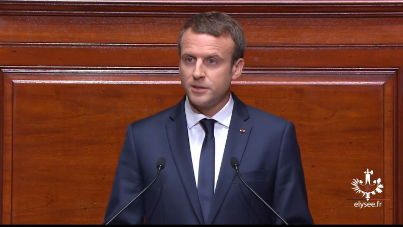 法國總統馬克宏3日演說，表示希望在今年秋天結束法國的緊急狀態。   圖：翻攝愛麗舍官網影片