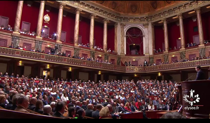 法國總統馬克宏（右）3日首度對國會兩院議員進行演說，透露將裁減議員人數。   圖：翻攝愛麗舍官網影片