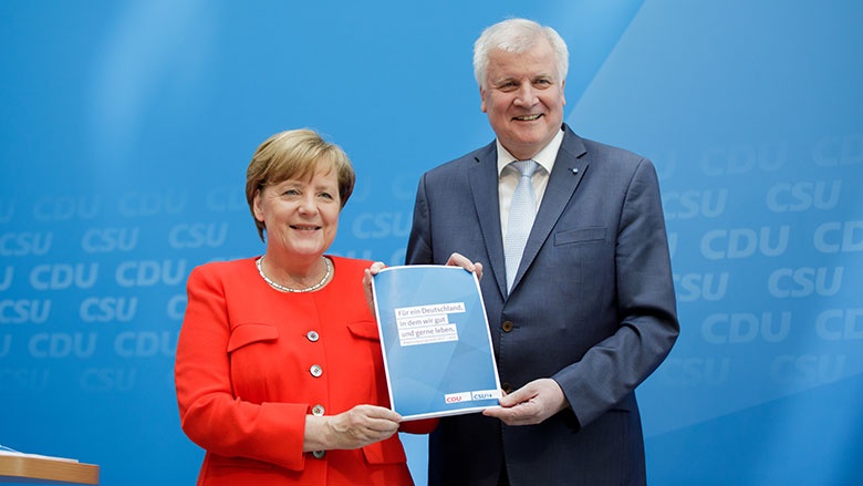 德國總理梅克爾（左）領導的基民盟，與澤霍費爾領導的基社盟，3日發表共同競選綱領。   圖：翻攝基民盟官網
