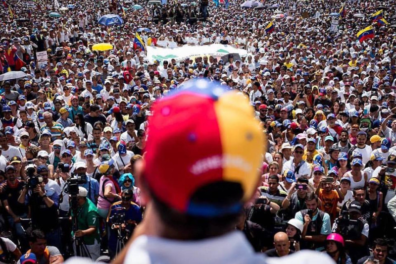 委內瑞拉民眾群起抗議現任政府獨裁行為，民間反抗力道越來越大。   圖：翻攝卡普利雷斯臉書