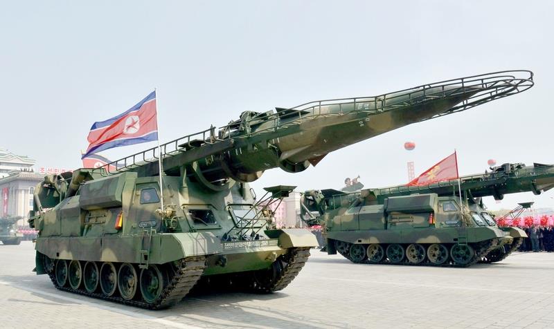 南韓合同參謀本部4日表示，上午9時40分許，北韓在平安北道芳峴一帶朝向朝鮮半島東部海域發射彈道飛彈。圖為4月北韓閱兵展示的飛彈裝備。（檔案照片／共同社提供）   圖:中央社