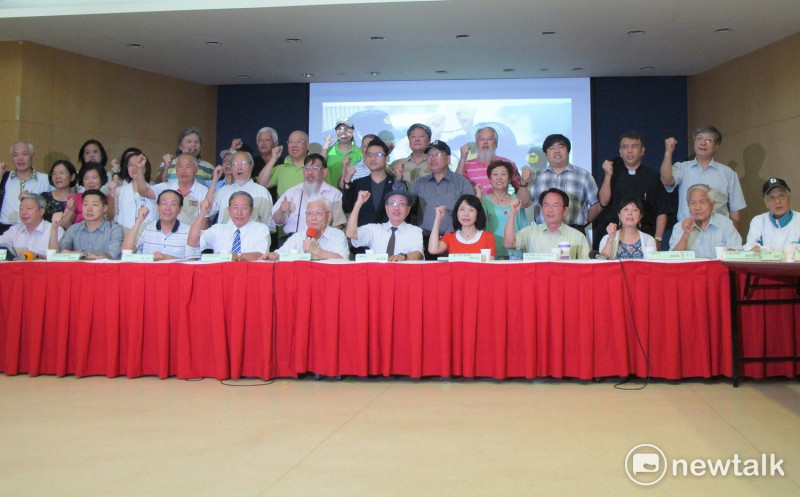 65個本土社團今（4）日在台大校友會館舉行「赦扁、團結台灣向前行」記者會。   圖：林朝億/攝
