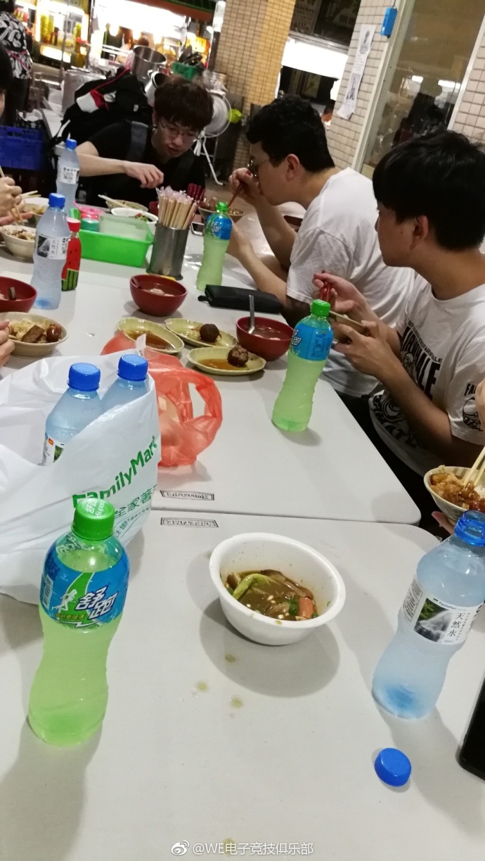 昨日（4）下午中國大陸賽區的職業電競隊伍Team WE（WE）抵達台灣，並在官方微博上發布的動態，表示吃得盡興。   圖：翻攝自 WE 官方微博