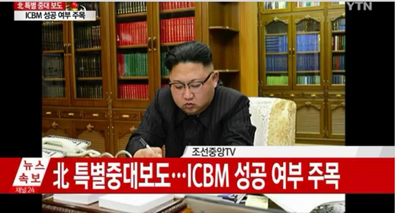 北韓領導人金正恩以親筆命令指導下發射飛彈。   圖:翻攝自YTN NEWS 臉書