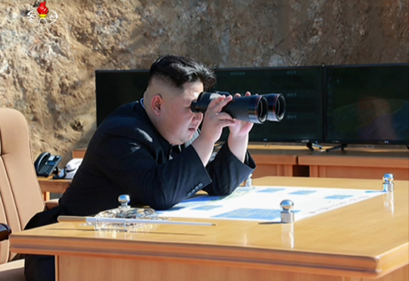 北韓朝鮮中央電視台2017年7月4日報導稱，朝鮮成功發射“火星-14”型洲際彈道導彈，並公開導彈發射現場，朝鮮領導人金正恩現場觀看發射。   圖：翻攝自朝中社
