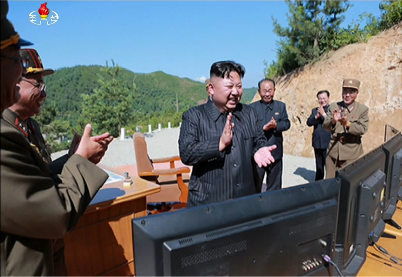 朝鮮中央電視台7月4日報導稱，朝鮮成功發射“火星-14”型洲際彈道導彈，並公開導彈發射現場，朝鮮領導人現場觀看發射。   圖:翻攝自朝中社