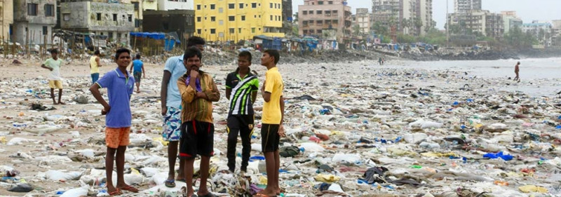 印度孟買Versova海灘之前滿是垃圾，其中以塑膠垃圾占最大部分。   圖：翻攝聯合國環境規劃署