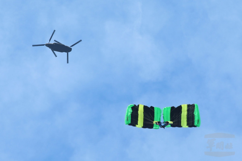 神龍小組今早完成預演，由4500英呎高空表演跳傘、疊傘等任務，成功降落於中正紀念堂。   圖：翻攝自軍聞社網站