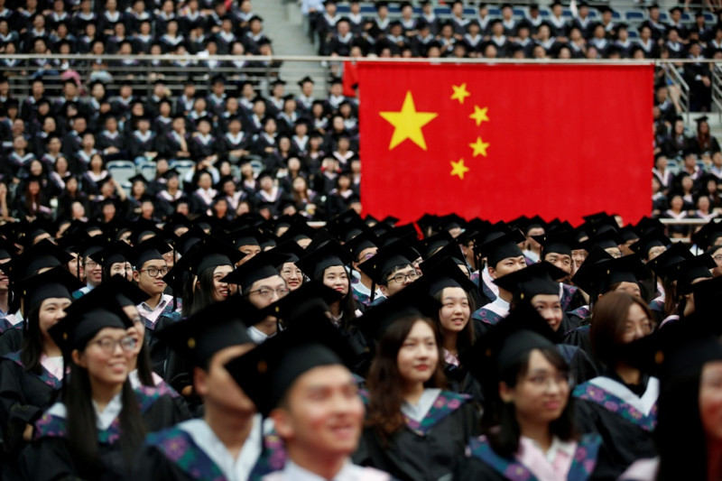 中國教育部昨（4）天宣布放寬台灣高中畢業生憑學測成績申請中國大學的標準。圖為中國大學畢業生。   圖：達志影像/路透社