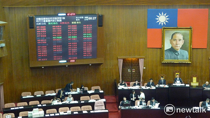 立院臨時會5日續處理「前瞻基礎建設特別條例」，經院會表決，第1條「條例制訂宗旨」照民進黨黨團「再修正動議」通過，比起政院版加上「振興經濟」4字。   圖：汪少凡／攝