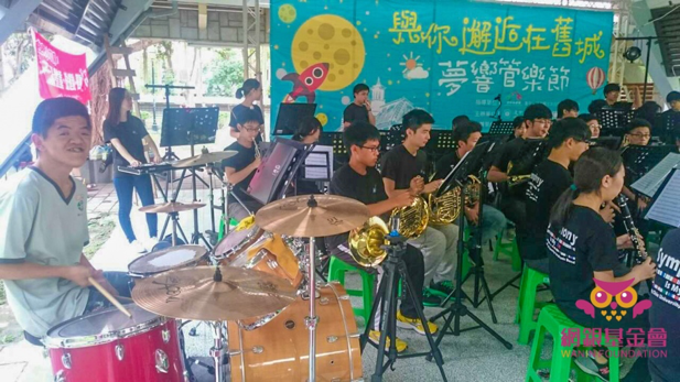 王冠峻（左一）參加大學生管樂音樂會一起演出   圖：網銀基金會/提供