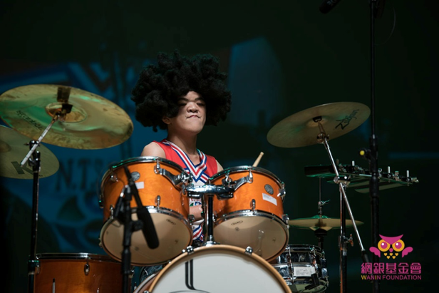王冠峻參加網銀慈善音樂會表演拿手爵士鼓演奏。   圖：網銀基金會/提供