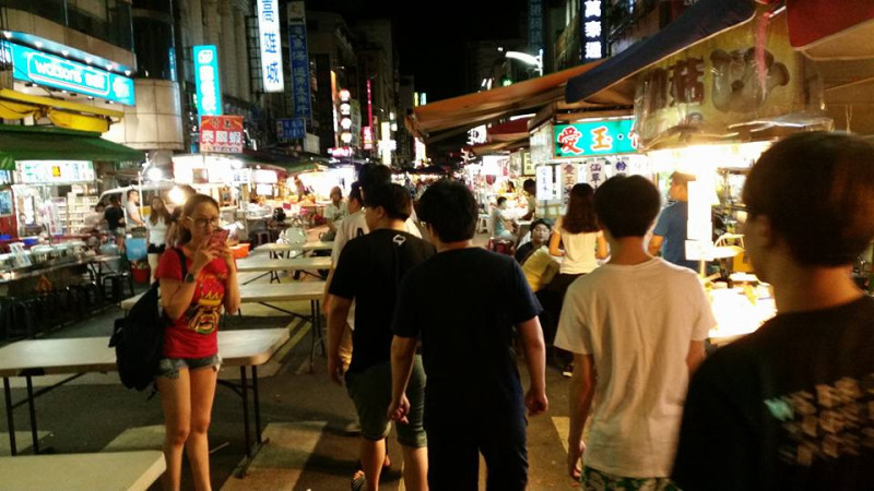 抵達台灣後，為了填飽飢腸轆轆的隊員先去便利商店大肆採購，接著還穿著同樣的衣服大逛夜市，可見他們真的很享受這次的旅程。   圖：翻攝自 MVP  官方臉書專頁