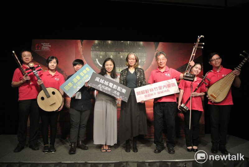 台中國家歌劇院業務副總監盧健英（右四）邀請市民參加音樂盛會。   圖：唐復年/攝