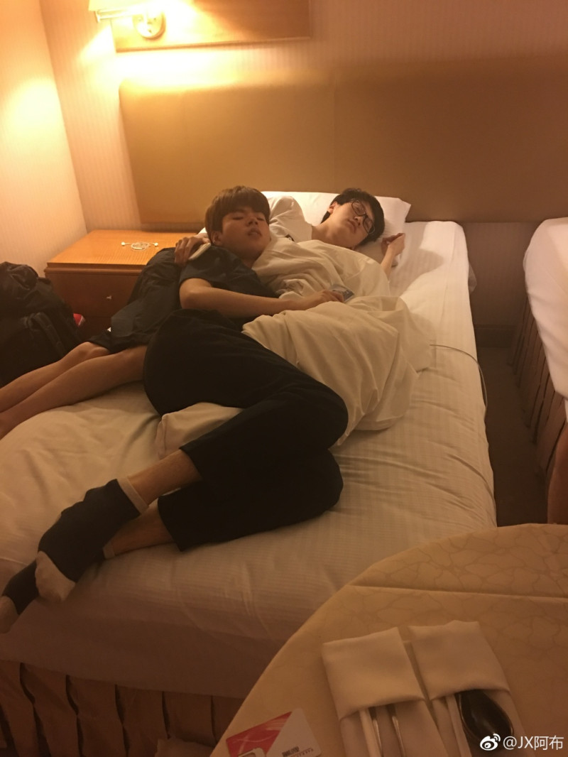 EDG的教練更曬出昨晚兩個人共寢一床的照片。   圖：翻攝自 JX阿布 微博
