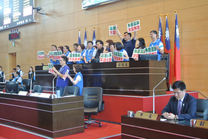 台中市議會亂成一團，市長林佳龍無奈的在一旁滑手機。   圖：唐復年/攝影