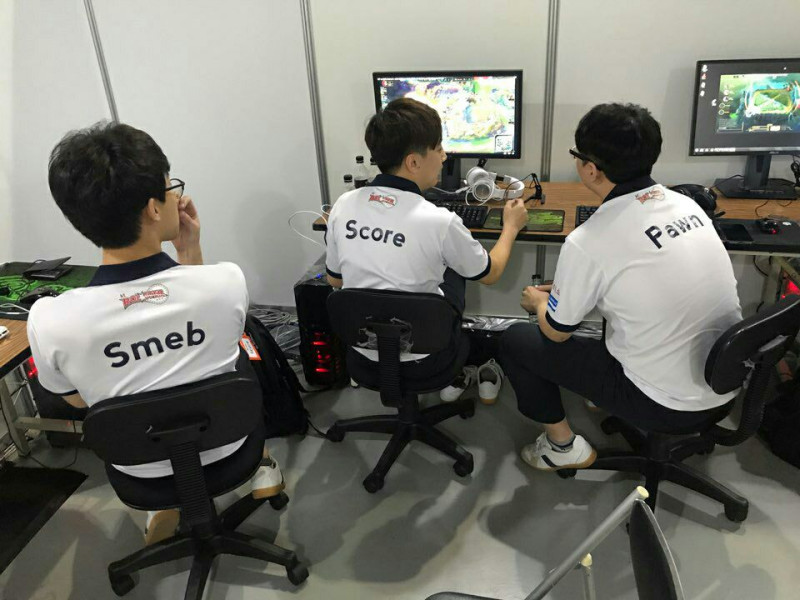 韓國隊伍KT也放出了選手認真討論戰術的畫面，清一色都是簡單的辦公室椅，而非專業的電競椅。   圖：翻攝自KT 官方推特