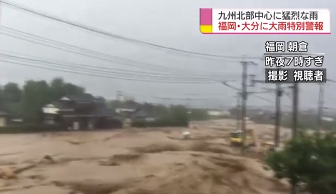 由於河水暴漲，恐淹沒民宅，約40萬人被迫疏散撤離家園。   圖：翻攝NHK