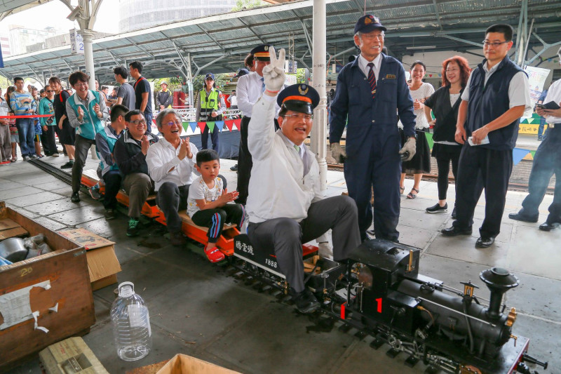今年台中車站百年慶，市長林佳龍試乘騰雲號蒸汽小火車。   圖 : 台中市政府/提供