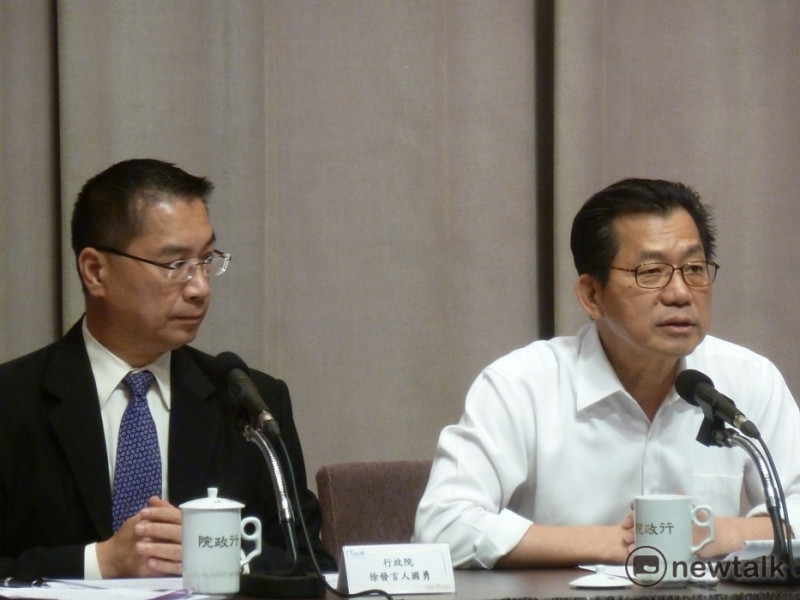 環境保護署長李應元（右）今(6)日在行政院會報告「多元化垃圾處理計畫」。   圖：謝莉慧/攝