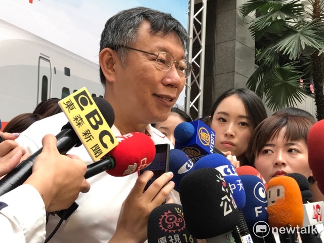 台北市長柯文哲上午參加世大運與台灣高鐵合作記者會，會後接受媒體聯訪。   圖 : 周煊惠／攝